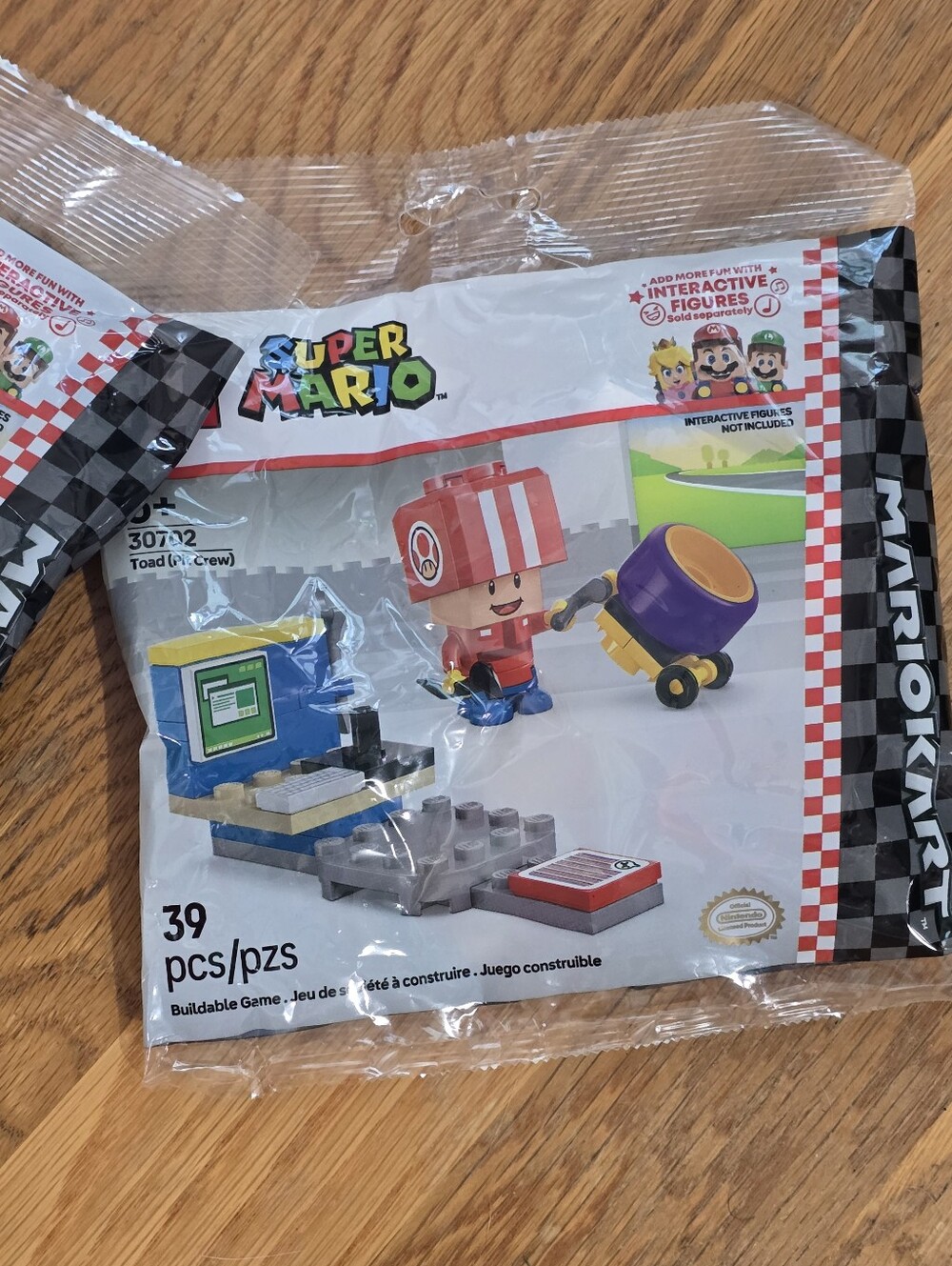 2 LEGO Super Mario Kart – Toad (Pit Crew) (30702) building set - Picture 2 of 2